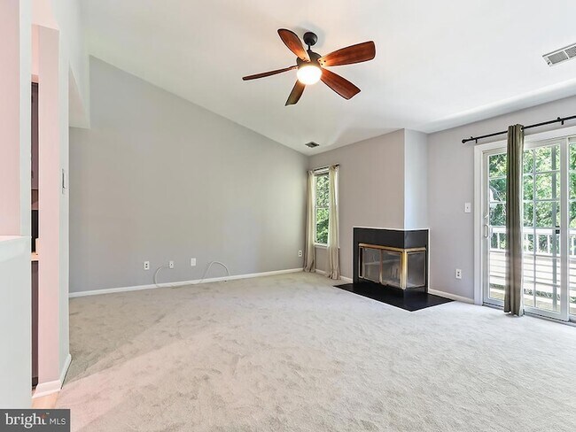 Building Photo - 303 Trinity Ct