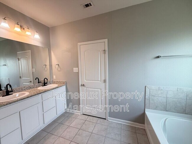 Building Photo - 317 Langley Dr