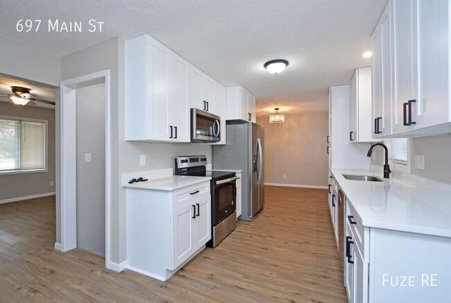 Building Photo - 697 Main St