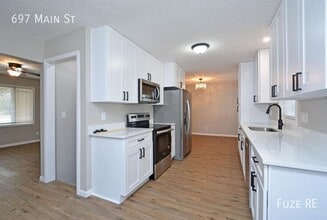 Building Photo - 697 Main St