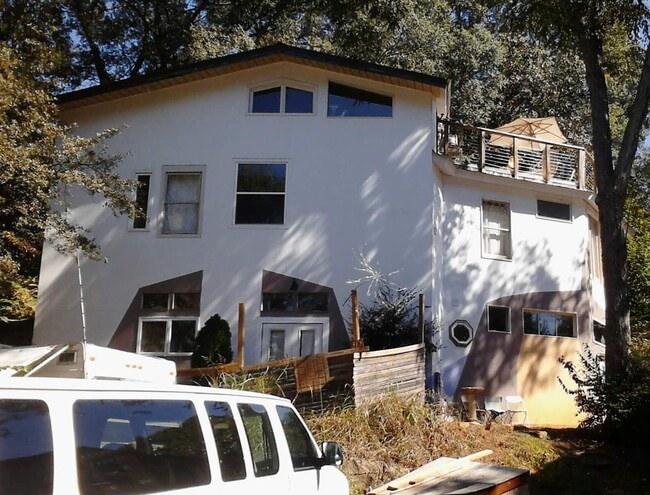 Building Photo - 317 Nelms Ave NE