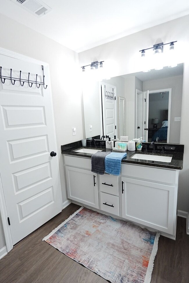 Building Photo - 210 Brittany Pointe Ln