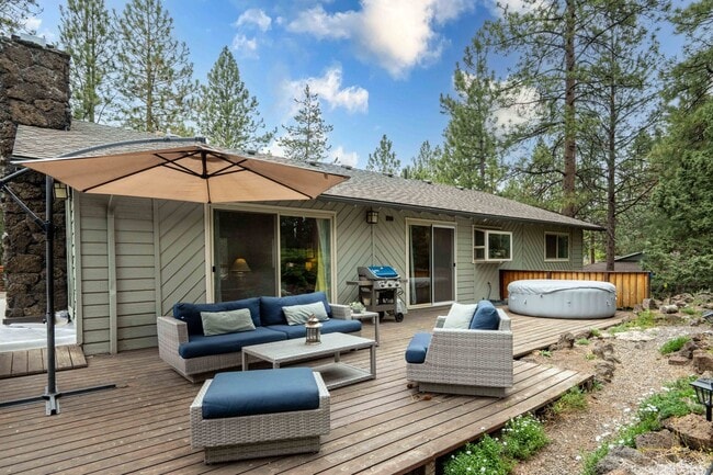 Building Photo - SW Bend Reverse-Living Home on .36 Acres | 5 Bedrooms | 3 Bathrooms