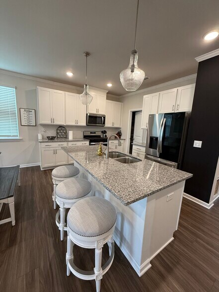 Building Photo - 1200 Quindell Dr