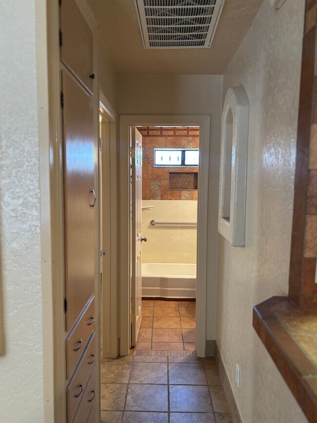 Building Photo - NEWLY REMODELED 1 BED 1 BATH