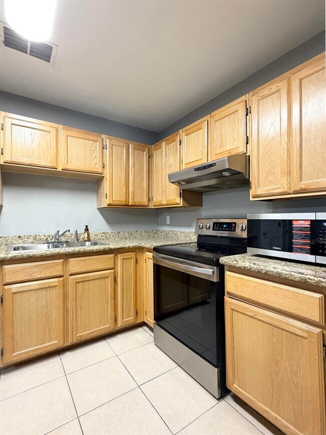 Building Photo - 11111 Revilla Dr
