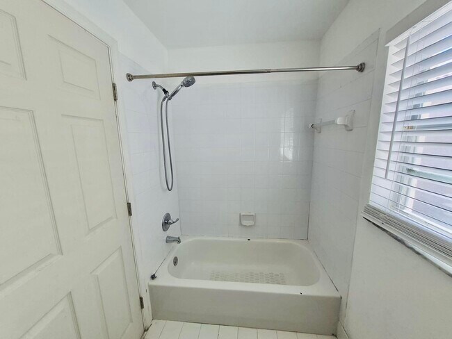 Building Photo - 7093 Middlebury Dr