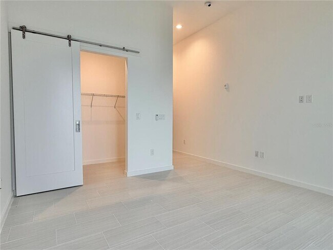 Building Photo - 920 N Osceola Ave