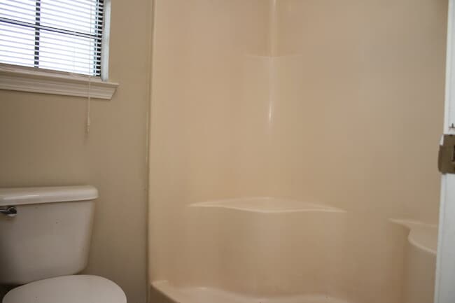 Building Photo - Spacious 4-Bedroom, 2-Bath Brick Home with Vaulted Ceilings, Fenced Yard, and Large Patio