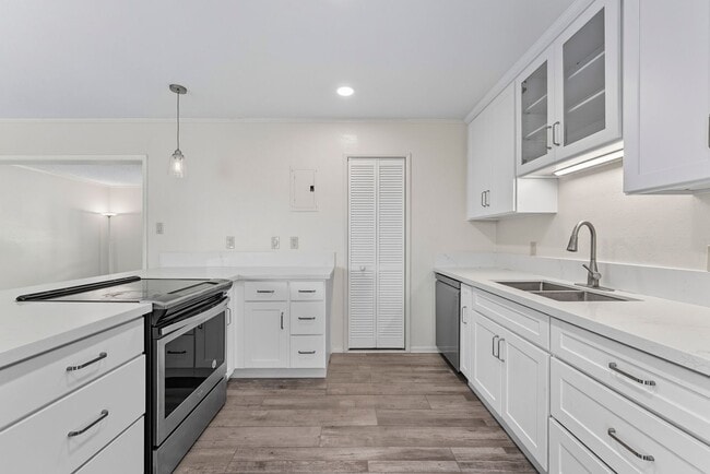 Building Photo - Townhouse with 3 bedrooms / 1.5 bathrooms / 2 assigned parking stalls