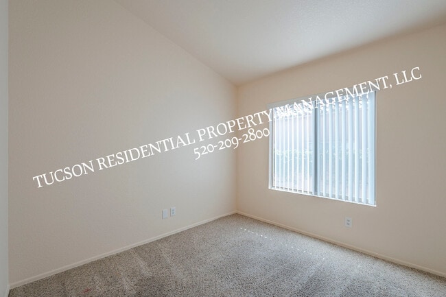 Building Photo - 11174 N Sand Pointe Dr