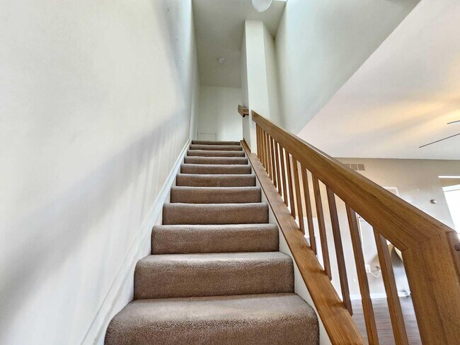 Building Photo - 2011 Vine Way Dr