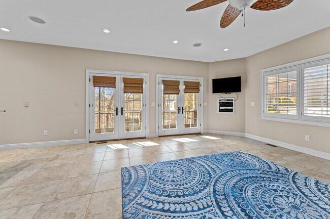 Building Photo - 12932 Sunset Bluff Ct