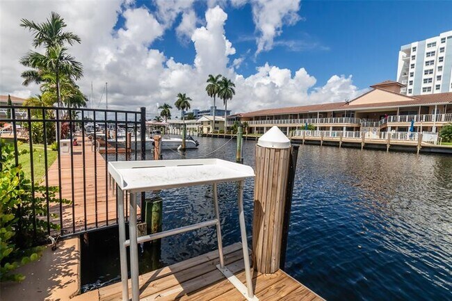 Building Photo - 2881 NE 32nd St