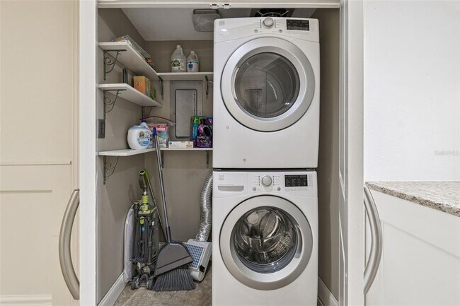 Building Photo - 1 Beach Dr SE