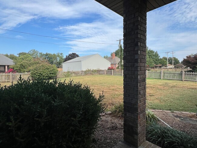 Building Photo - ***PRICE ADJUSTMENT - MOVE IN SPECIAL***