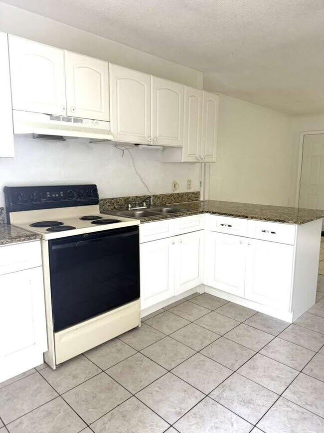 Building Photo - 421 NE 26th Ct