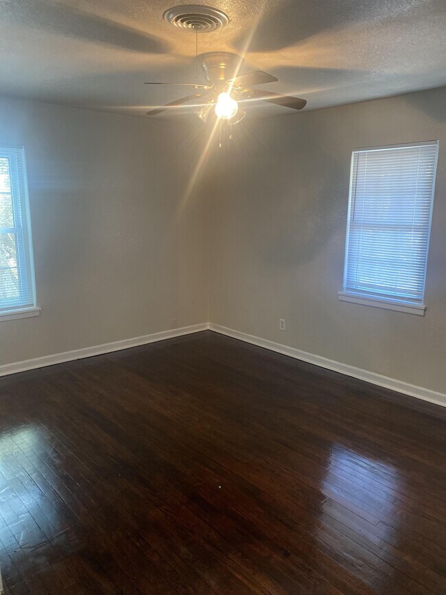 Building Photo - 119 Cox Dr