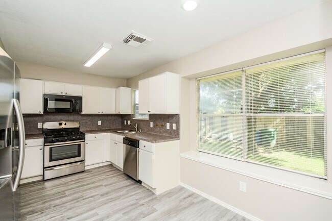Building Photo - 8826 Pecan Pl Dr