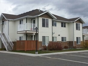 Building Photo - Lovely 3 Bedroom Apartment- Close to Schools/Parks!