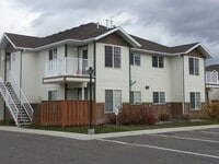 Building Photo - Lovely 3 Bedroom Apartment- Close to Schools/Parks!