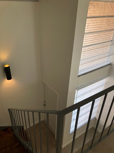 Building Photo - 449 Swallow Dr