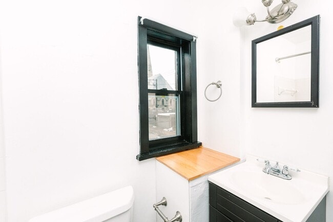 Building Photo - 922 Western Ave