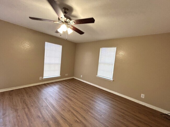 Building Photo - 3-bedroom home!