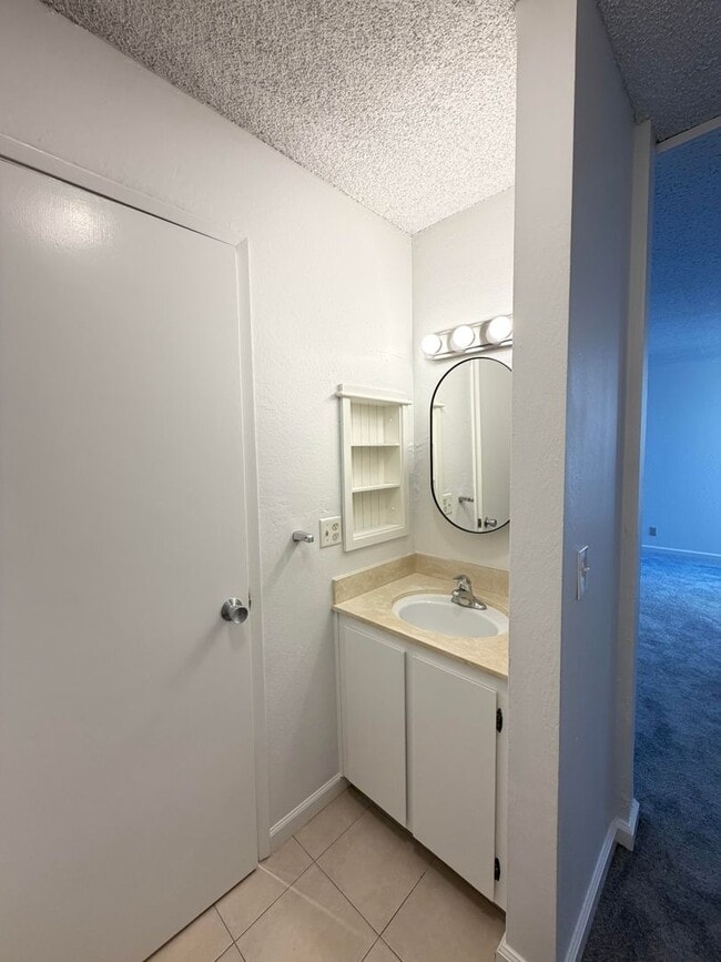 Building Photo - 2101 Shore Line Dr