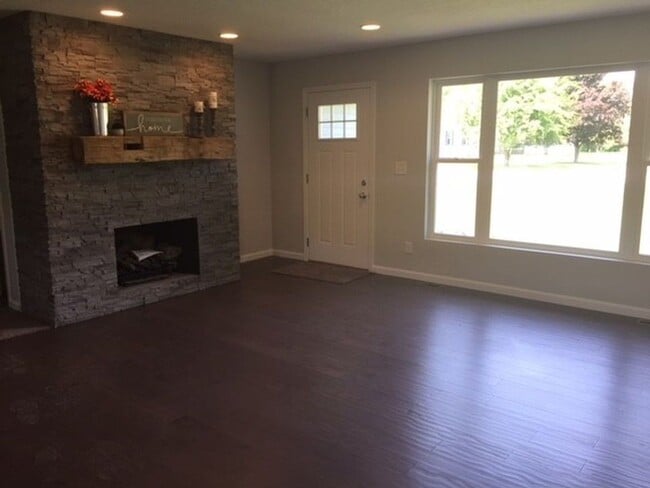 Building Photo - Beautiful home, rural setting but close to...