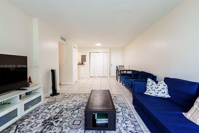 Building Photo - 8870 Fontainebleau Blvd