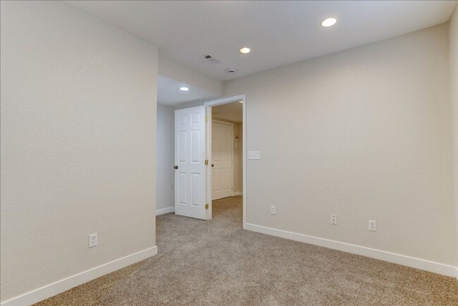 Building Photo - Stunning 5-Bedroom Home in Desirable McKay Landing – Available Now!