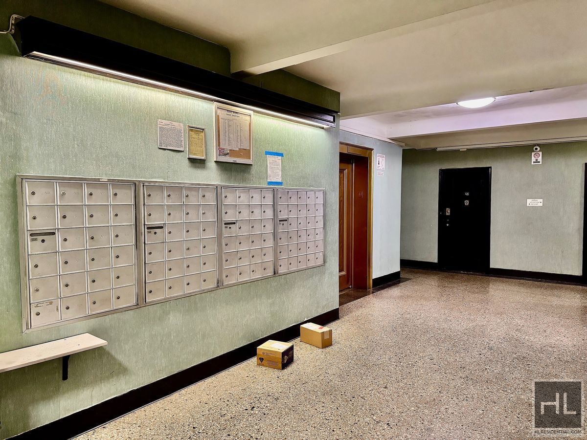 Building Photo - Gorgeous gut renovated 2 bed/2 bath spacious coop for rent.