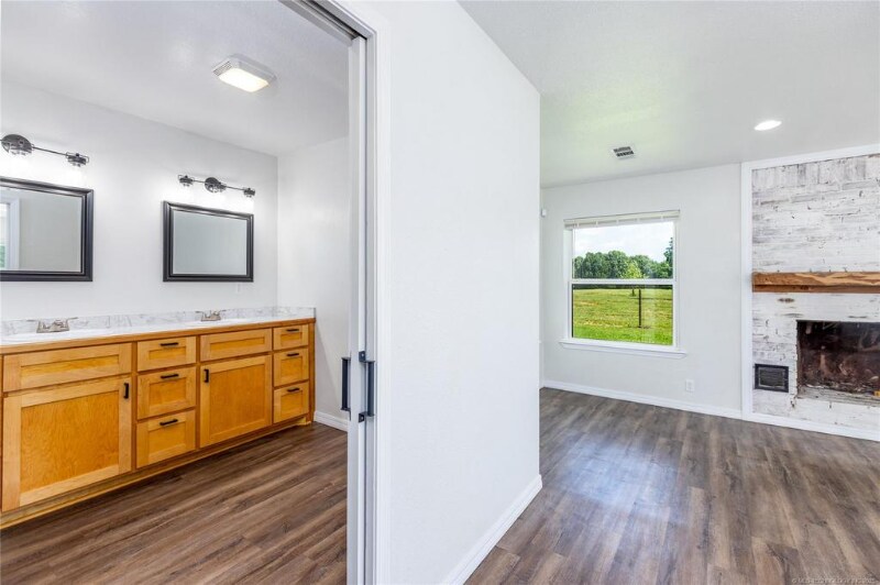 Building Photo - 850 N 4015 Rd