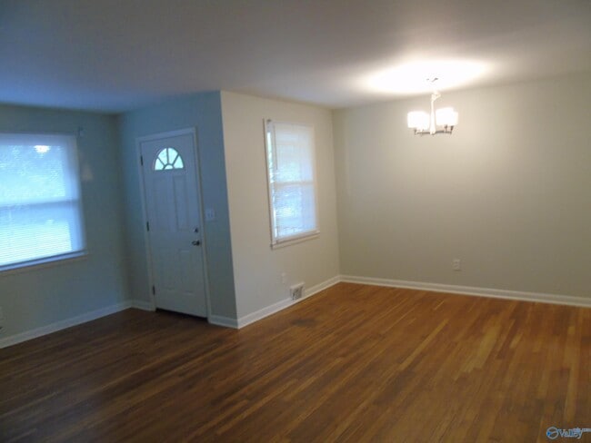 Building Photo - 704 Graycroft Dr SW