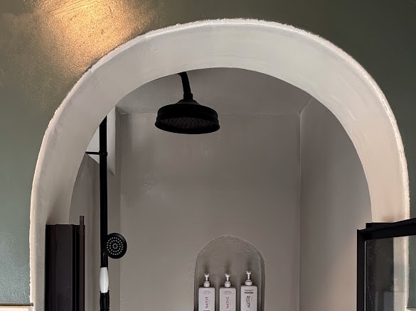 Rain shower (great water pressure!) - 1442 S Burnside Ave