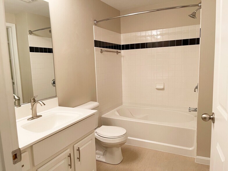 Building Photo - 903 Providence Place