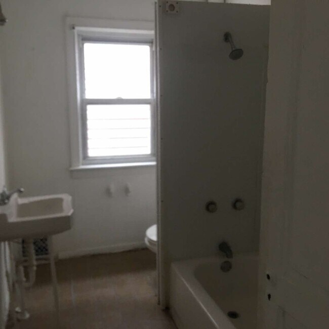 Building Photo - 572 W Philadelphia St