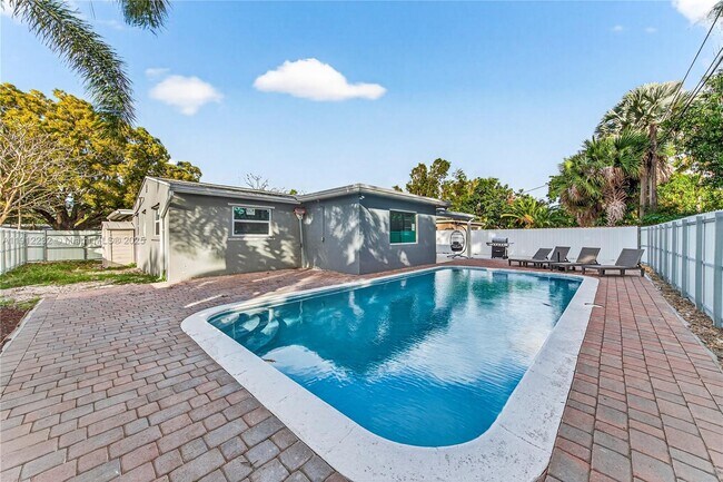 Building Photo - 3130 SW 16th St