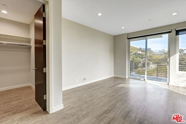 Building Photo - 3850 Rambla Orienta