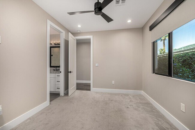 Building Photo - 3821 E Devonshire Ave