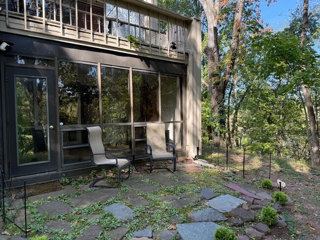 Building Photo - 10 Riverhill