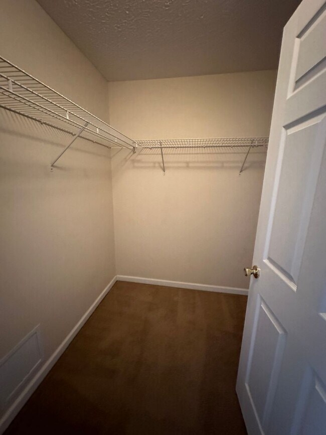 Building Photo - 3 Bed 2 Bath located in the Palm Cove Gated Community!