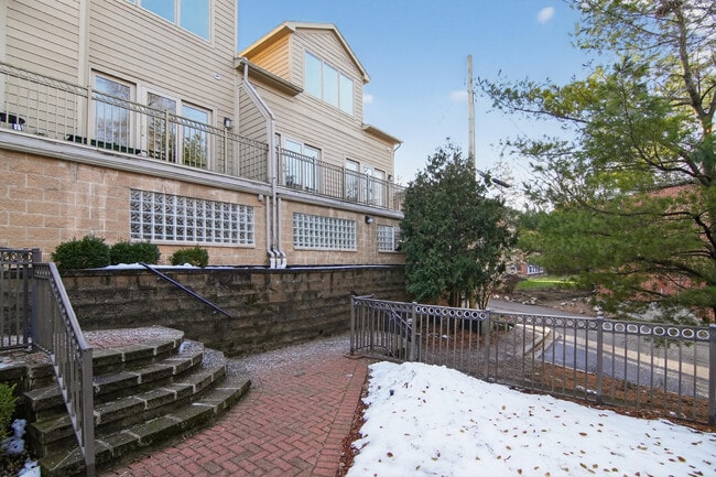 Building Photo - 934 W Huron St