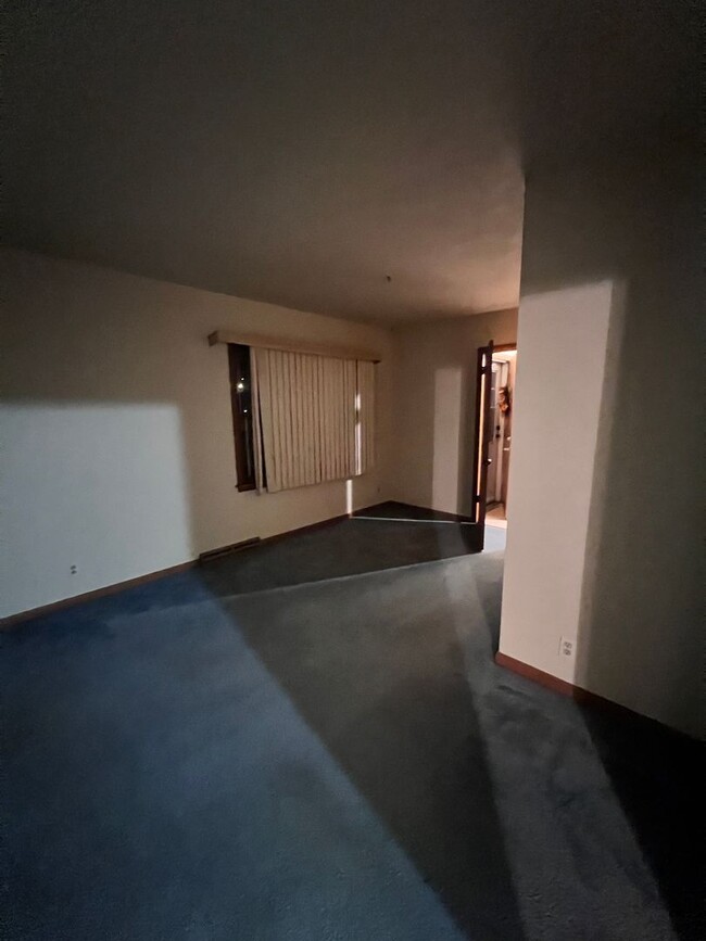 Building Photo - 1417-1419 Shoreland Dr.