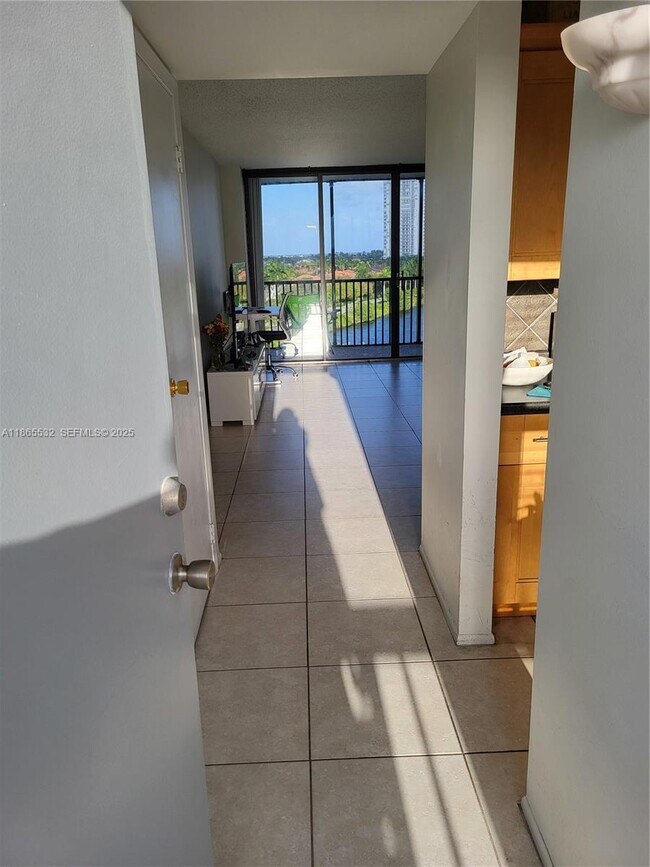 Building Photo - 3475 N Country Club Dr