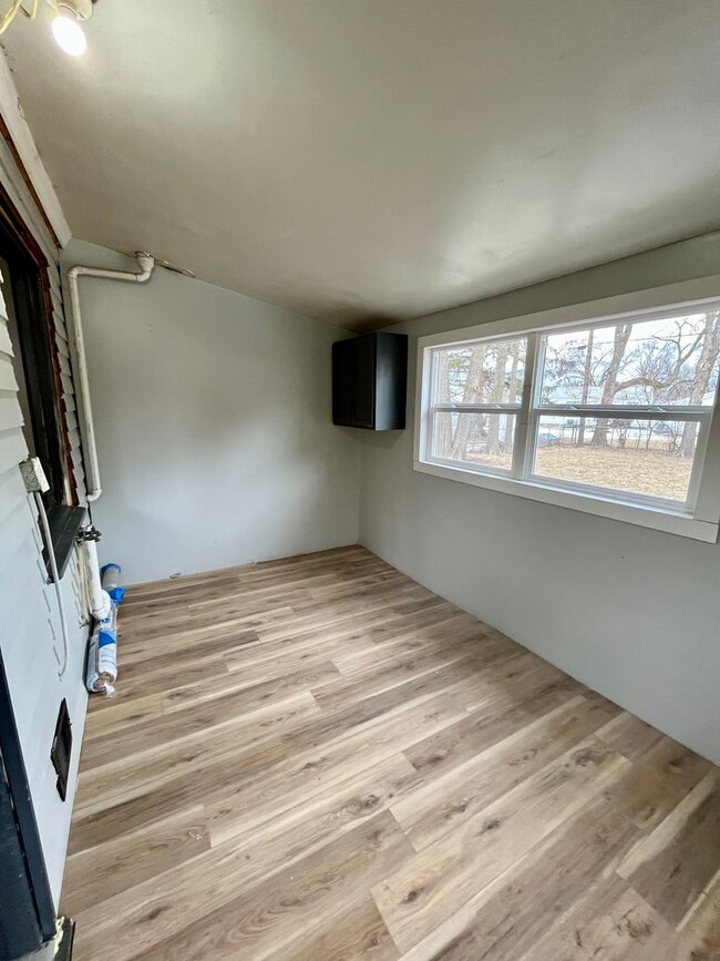 Building Photo - NEWLY RENOVATED 4BD/1BA HOME!