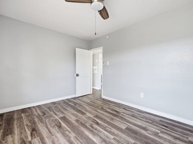 Building Photo - 2 Bed 1 Bath with covered parking!