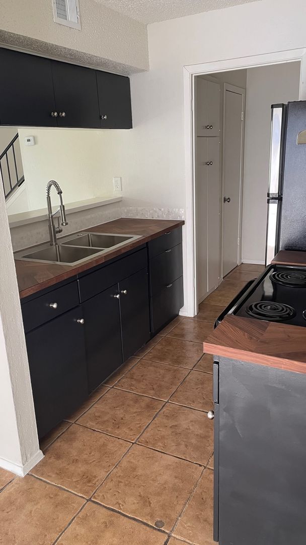 Building Photo - 2 Bedroom located in North Central Austin