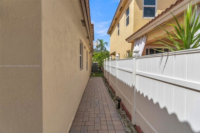 Building Photo - 3920 NE 13th Dr